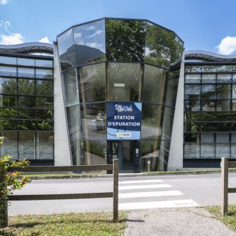 l'entrée de la station